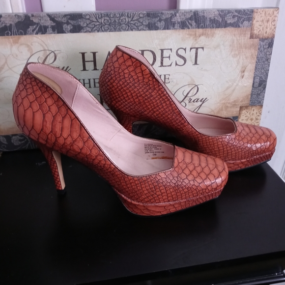 Shoes - Picture 5 of 6